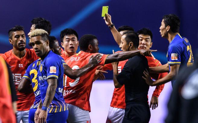 中超再现大规模冲突，裁判遭20余人包围，保安出动才能离场