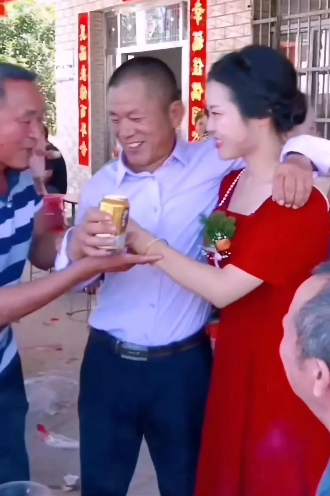 汉中结婚公公带新娘敬酒,汉中结婚公公背儿媳敬酒