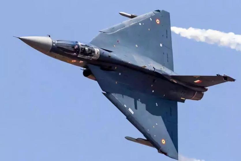 印度lca光辉舰载机试飞成功视频,印度人评价lca光辉