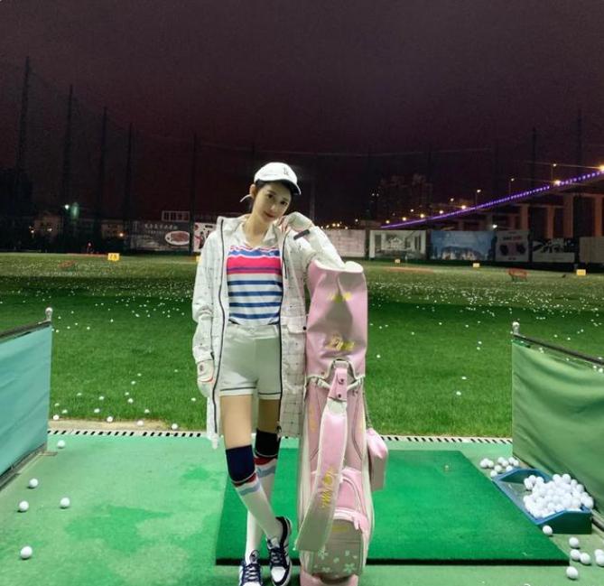 潘玮柏带小14岁娇妻现身机场,潘玮柏娶了一只鸡