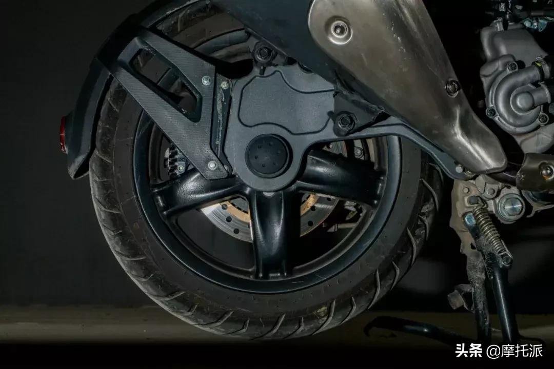 这是一辆让人爱恨交加的大踏板,阿普利亚SRMAX300综合测评-上