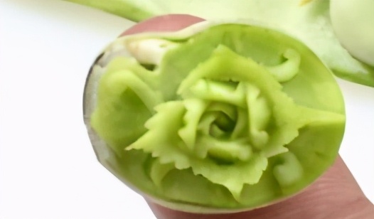 他把豌豆、大蒜、梨子雕刻成花，做出“生命短暂”的艺术品