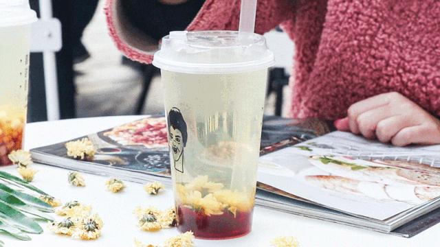 火爆台湾的“丑丑奶茶”首现厦门，拿着5分钟竟被搭讪10次……