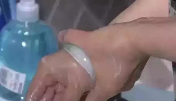 翡翠手镯摘不下来怎么砸,翡翠镯子摘不下来终极办法