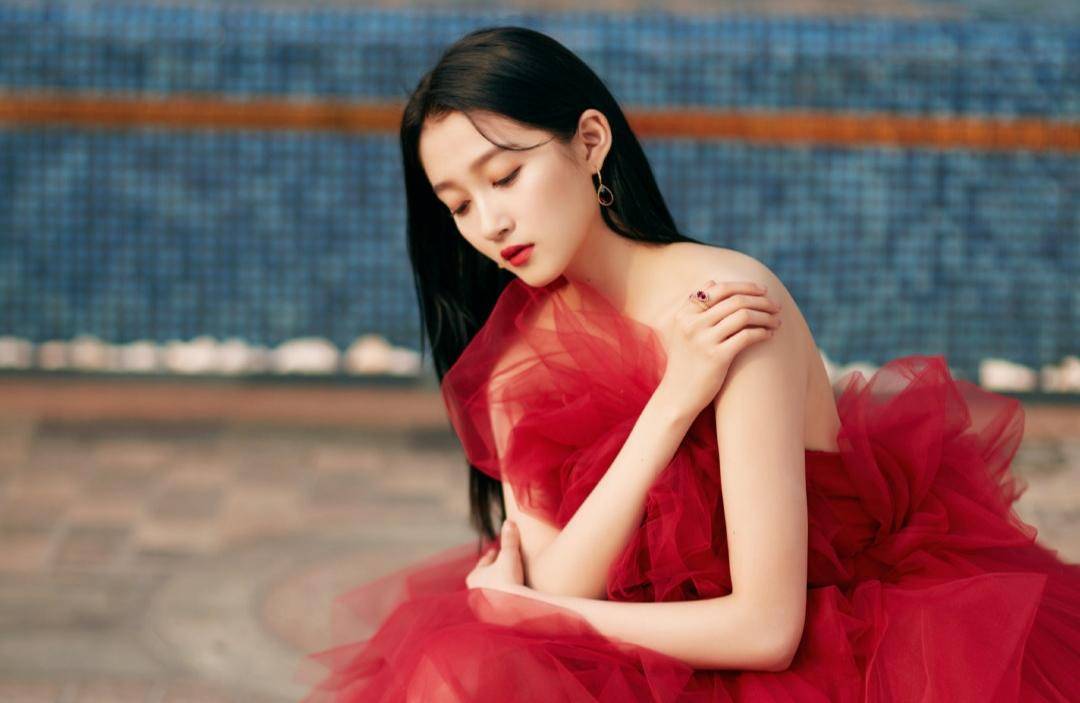 关晓彤深夜秀香肩,关晓彤上班路透照曝光