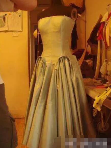 何洁精修图身着山寨裙,修图师救得了何洁