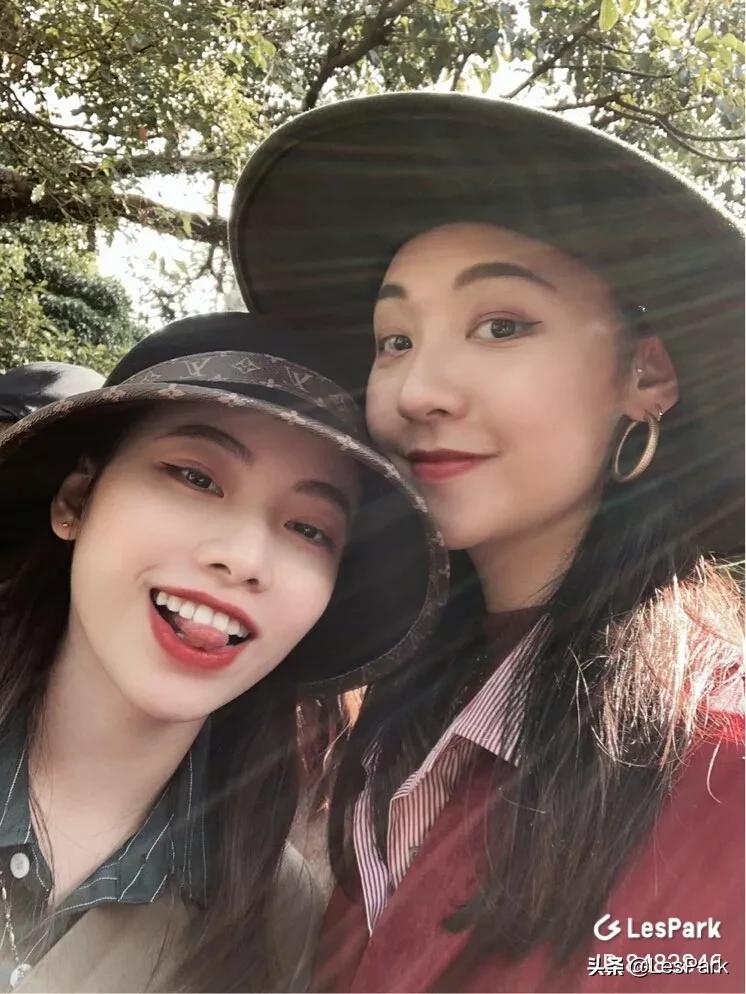 看完这对超甜LES拉拉CP,我先弯为敬