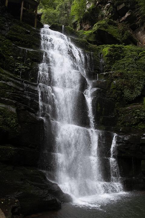 溪水潺潺心旷神怡,美景溪水潺潺