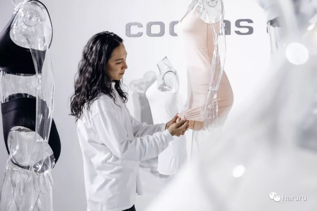 赖冠霖联名同款羽绒服,赖冠霖深蓝色西装