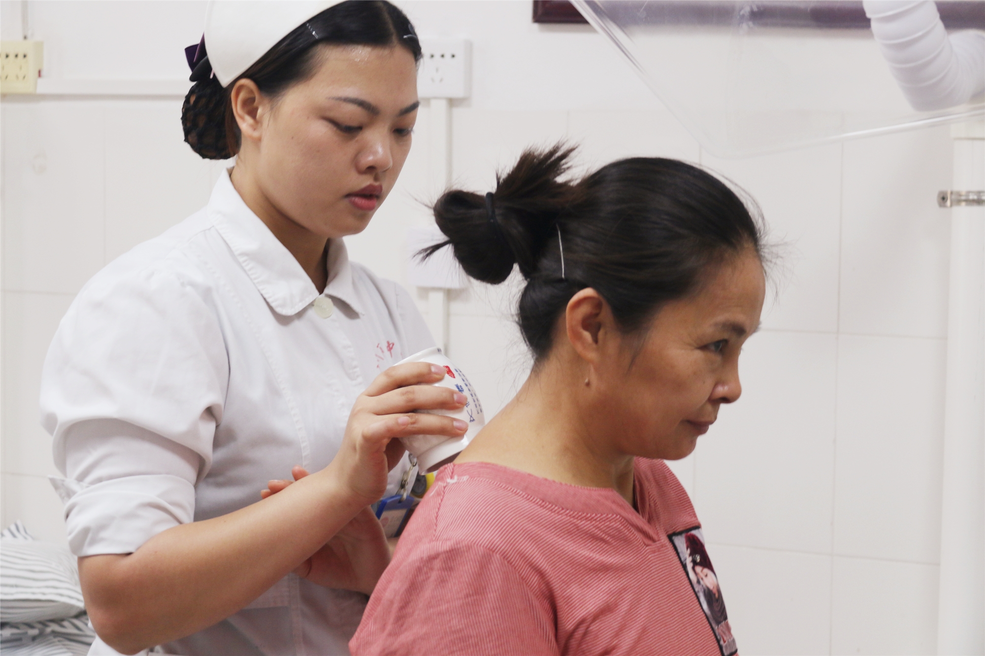 高州市中医院开展中医传统特色疗法推广暨义诊活动