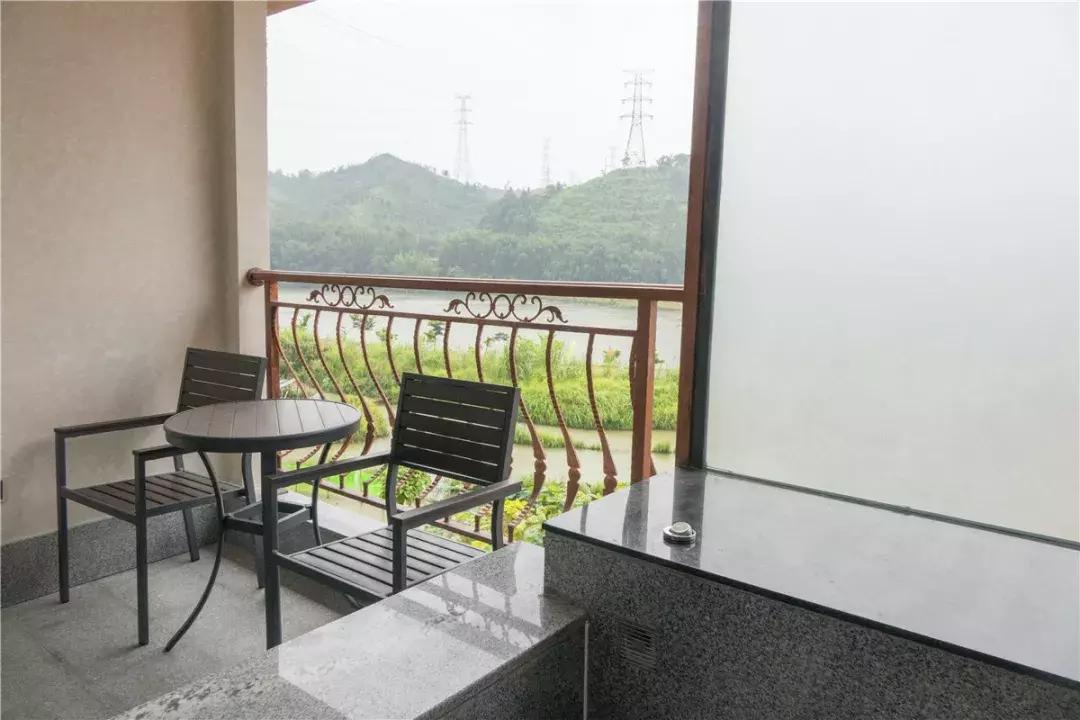 清远这座糖果色湖景汤泉别墅，私藏气派大瀑布和绝美草原！！