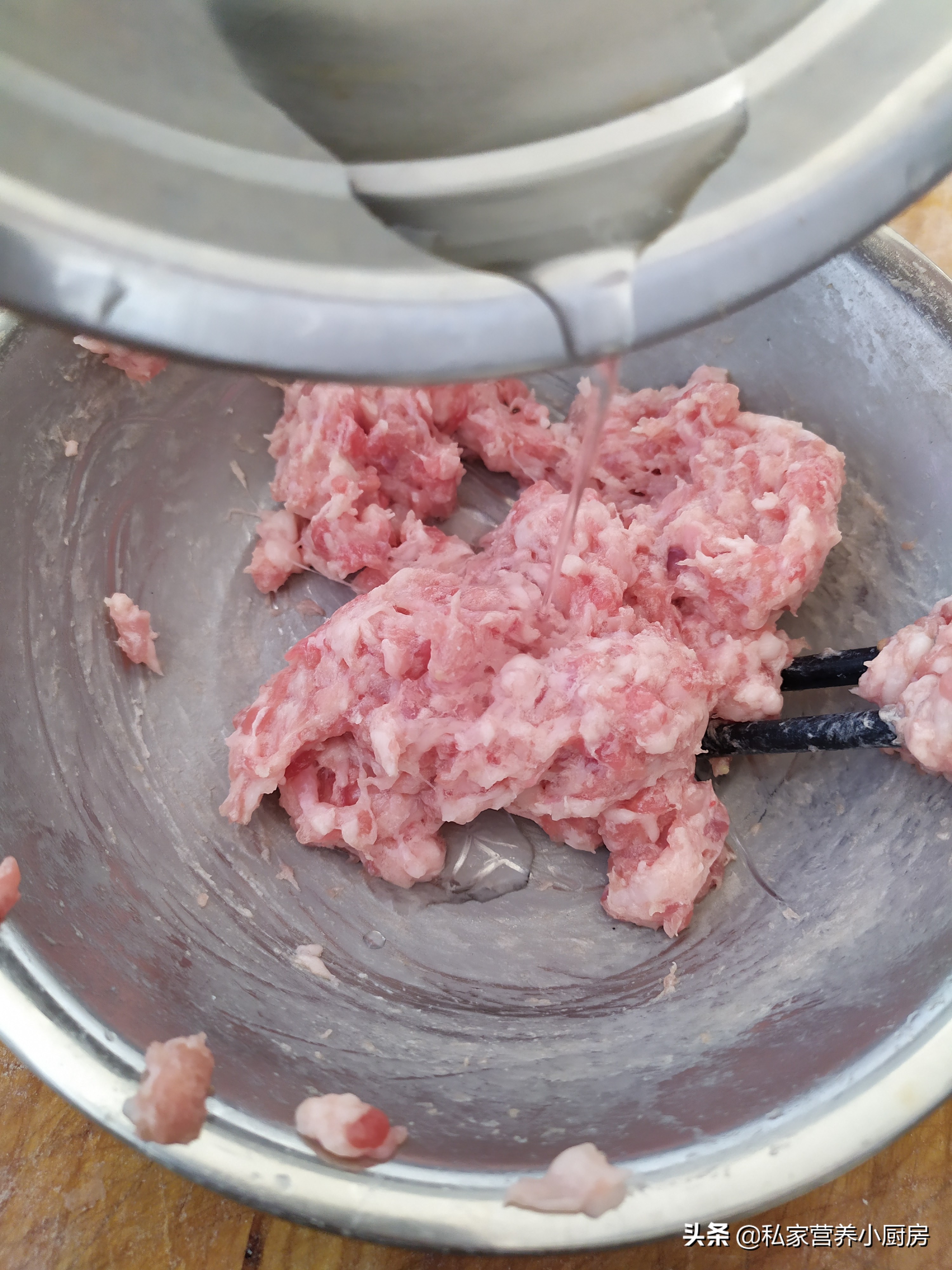 素馅水煎包子味道鲜美极致,香酥水煎包子