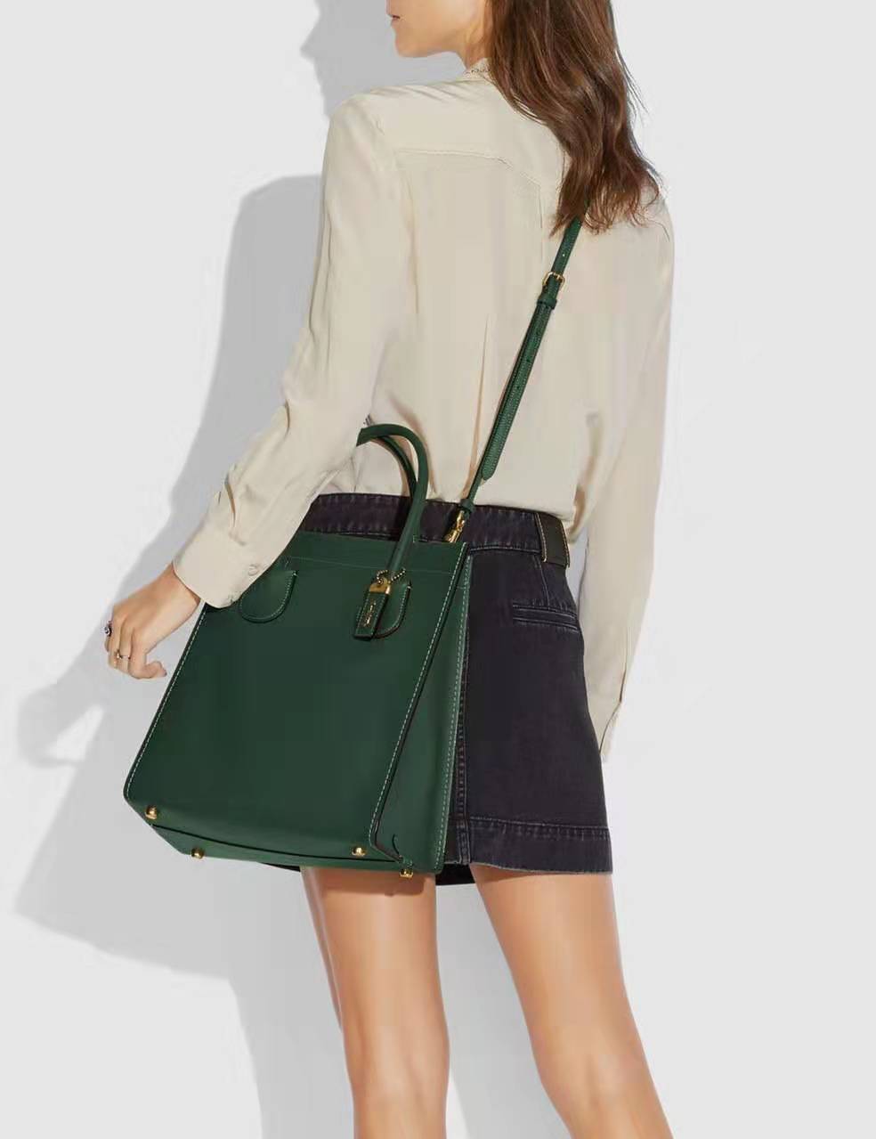 coach蔻驰与古驰是一个牌子吗,coach蔻驰经典款包包