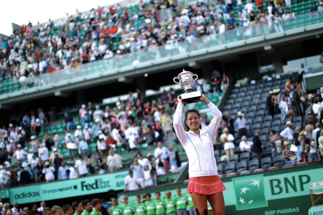 弃美入日,这位日本“黑人”姑娘,为什么能成为体坛圈钱女王?