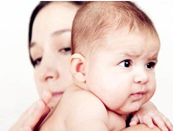 新生儿吐奶的最快解决办法,宝宝吐奶原因如何避免宝宝吐奶