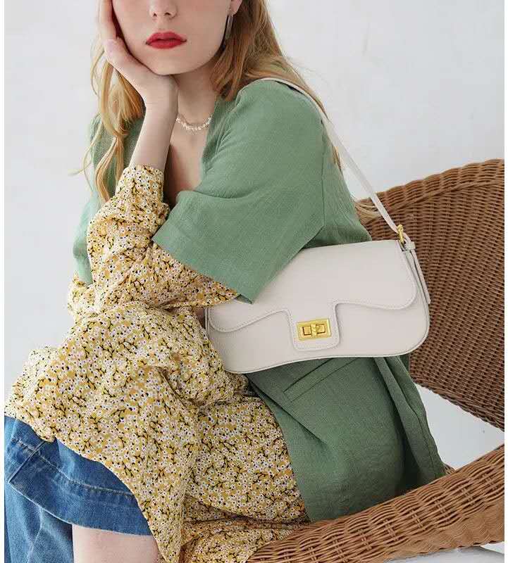 时尚风女人味十足选什么包,女人必备的几款经典包