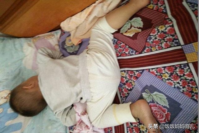 孩子爱趴着睡真的不正常吗,孩子很大了总是趴着斜身睡