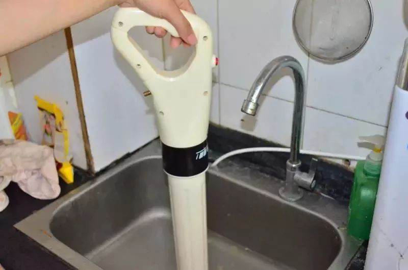 卫生间下水口返水发臭?试试用这个,一通从此干净清新无异味