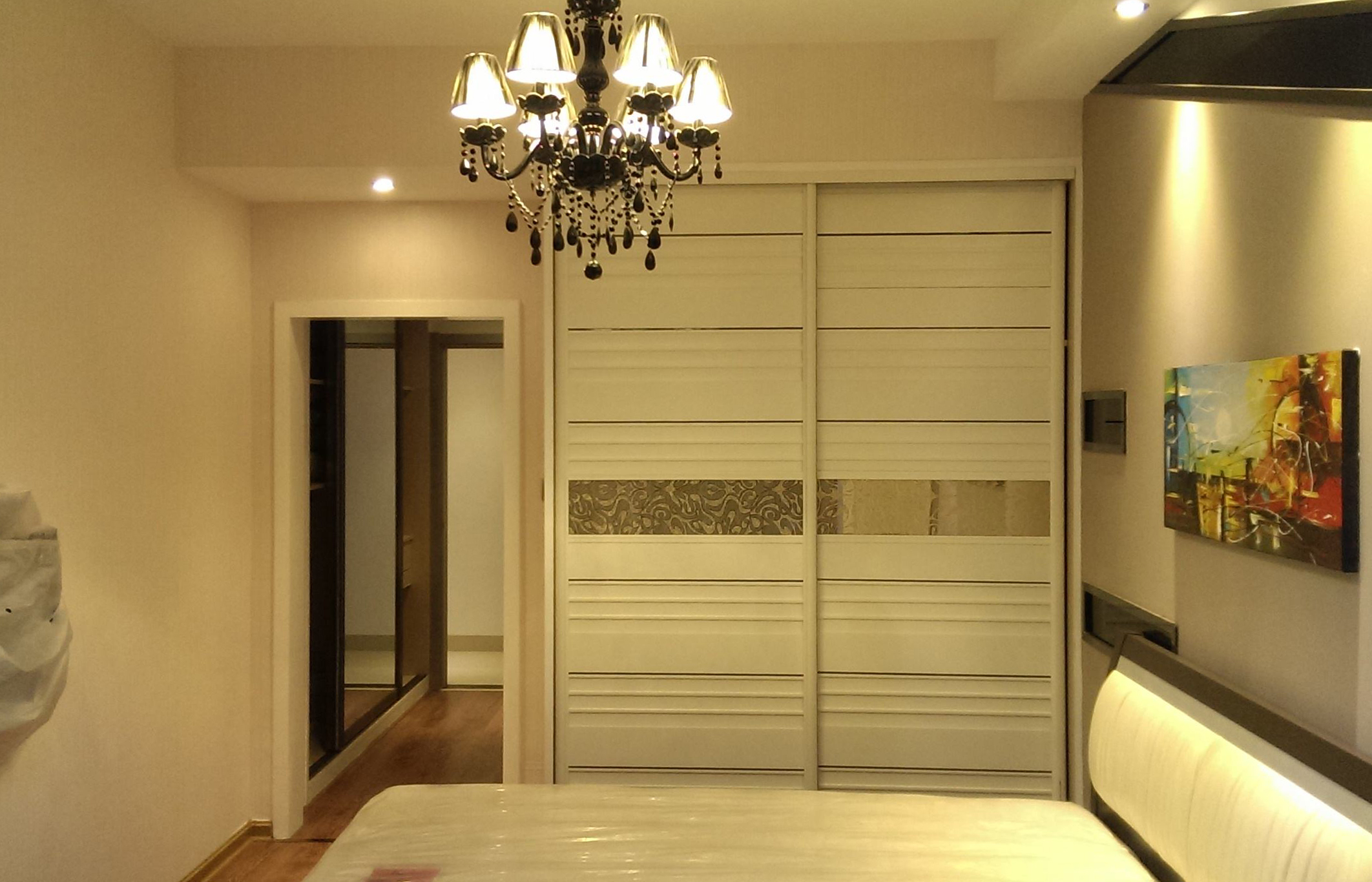 柜门用推拉门和平开门哪个好,定制衣柜推拉门选什么颜色好看