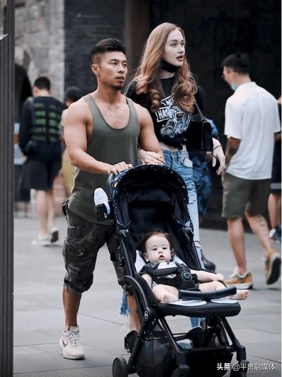 中国小伙带白俄罗斯媳妇,中国小伙带乌克兰丈母娘逛街