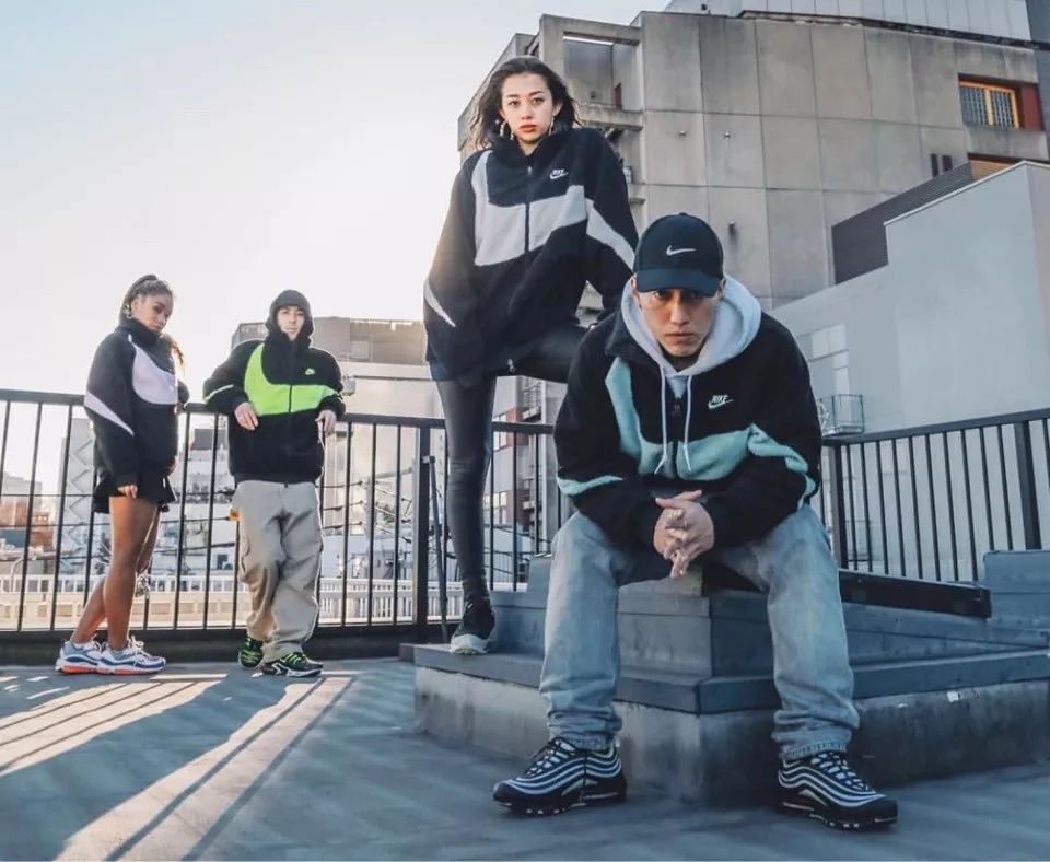 只有nike才有倒钩吗,为什么现在的耐克有4个勾