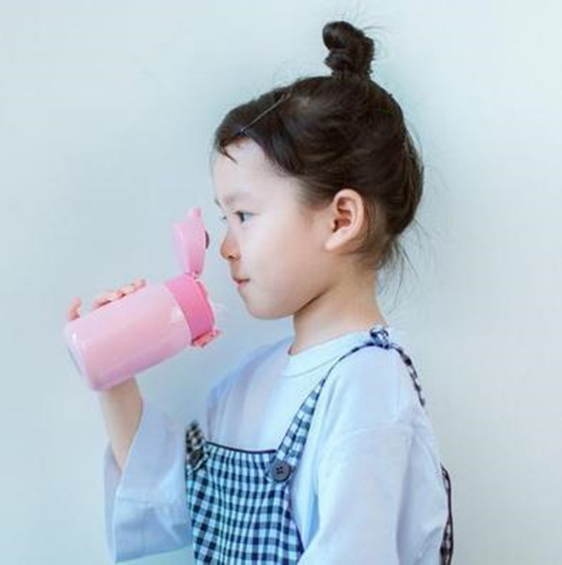 央视曝光保温杯喝毒水,开水倒进保温杯有股铅味