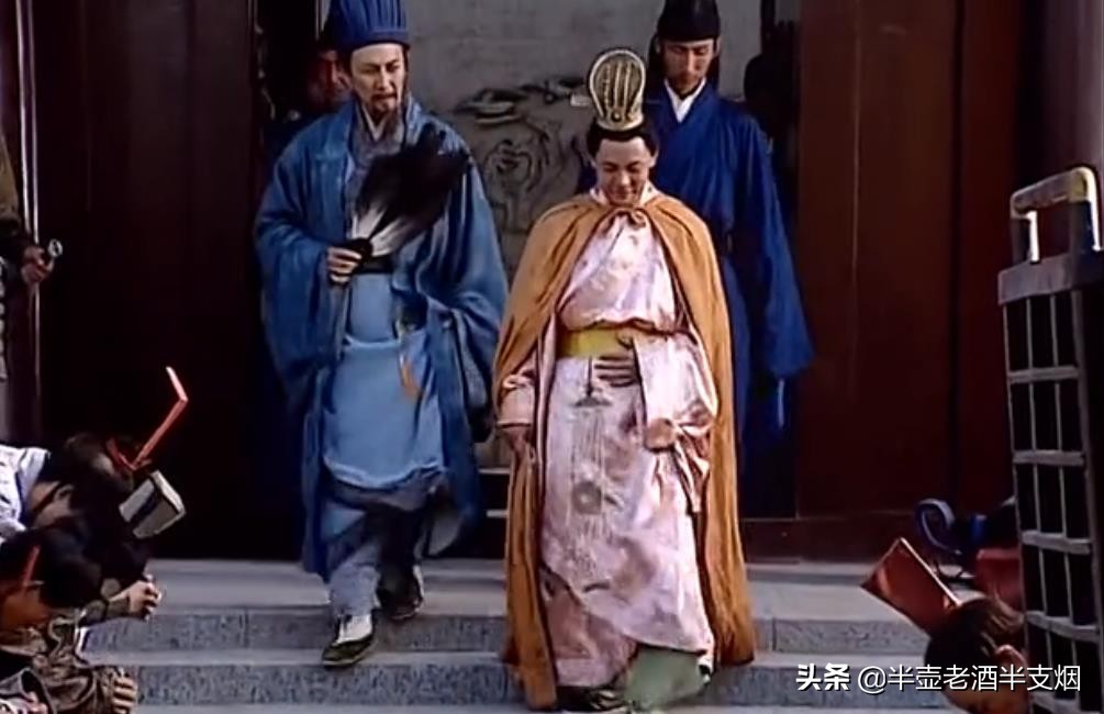 诸葛亮跟刘备谈论关羽,刘备和诸葛亮会怎么对待关羽