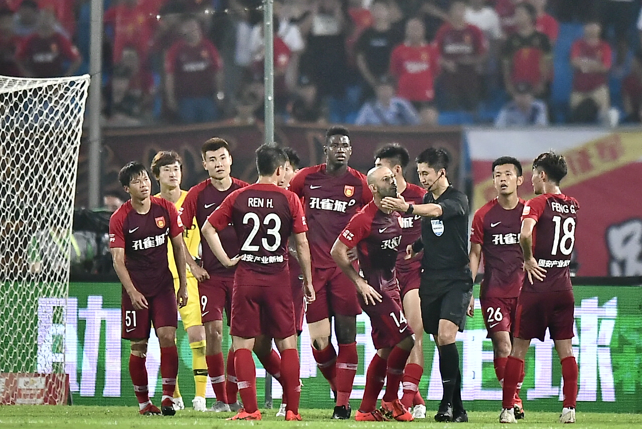 中超金哨5次关键判罚惹争议,中超裁判判罚引热议