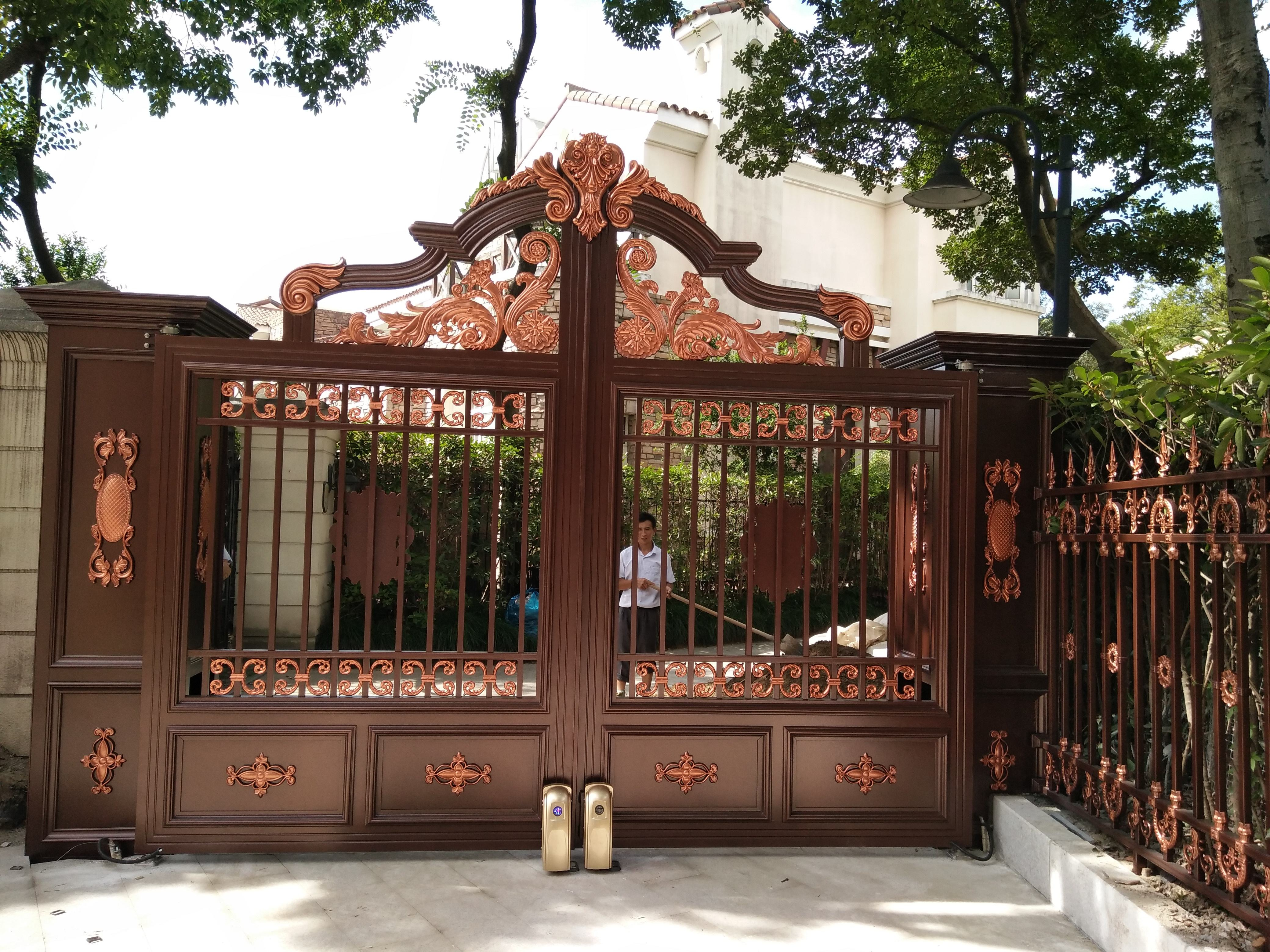 双开铝艺大门安装,双开铝艺大门