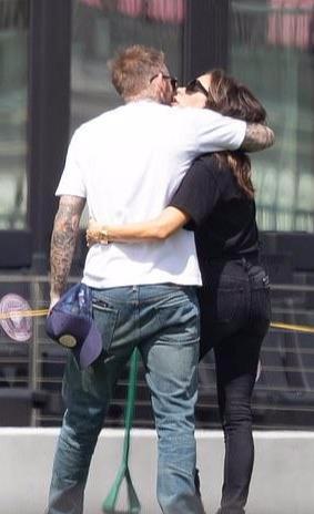 贝嫂和小贝当街亲吻甜腻了！大小准儿媳同框比拼，二儿子女友太美