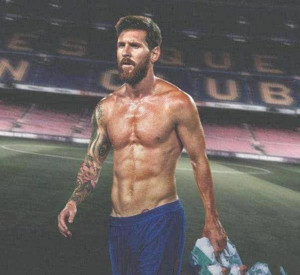 梅西再次致敬马拉多纳,十一年前的梅西再现马拉多纳经典