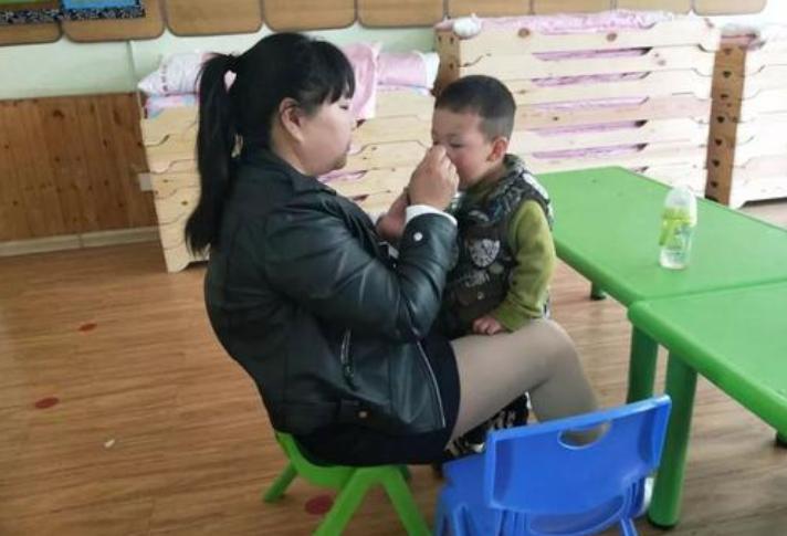 幼儿园小孩被打还手还是告诉老师,幼儿园孩子被打怎么教孩子反击