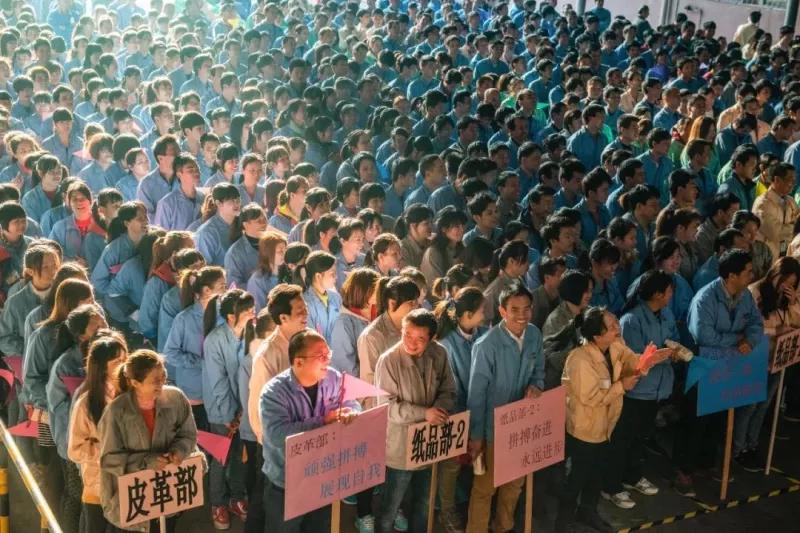 他用20年,拍下了流水线上的一代“打工人”