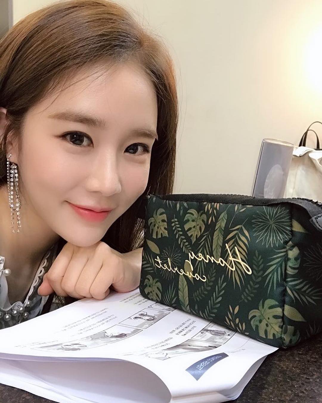 刘仁娜眼影画法视频,刘仁娜触及真心白裙子加针织衫