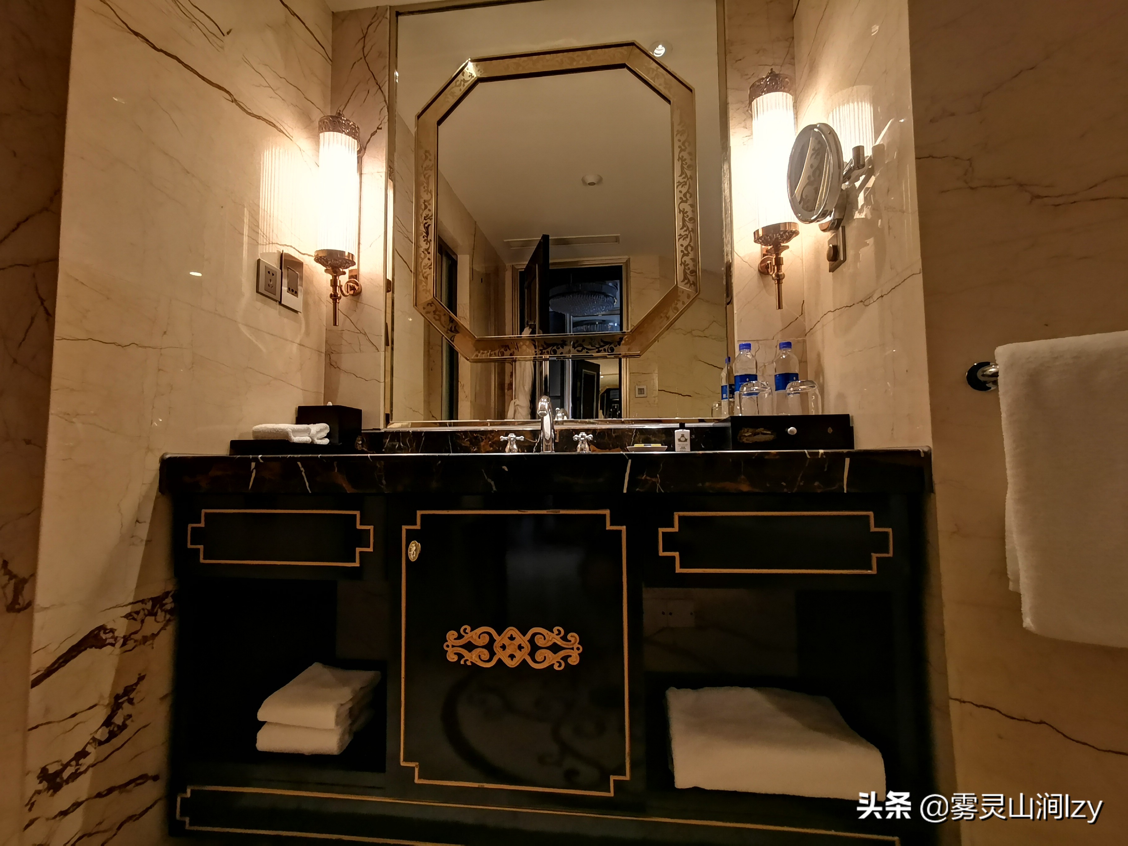 蓝天白云下的雪域高原布达拉宫,蓝天之下日光之城简介