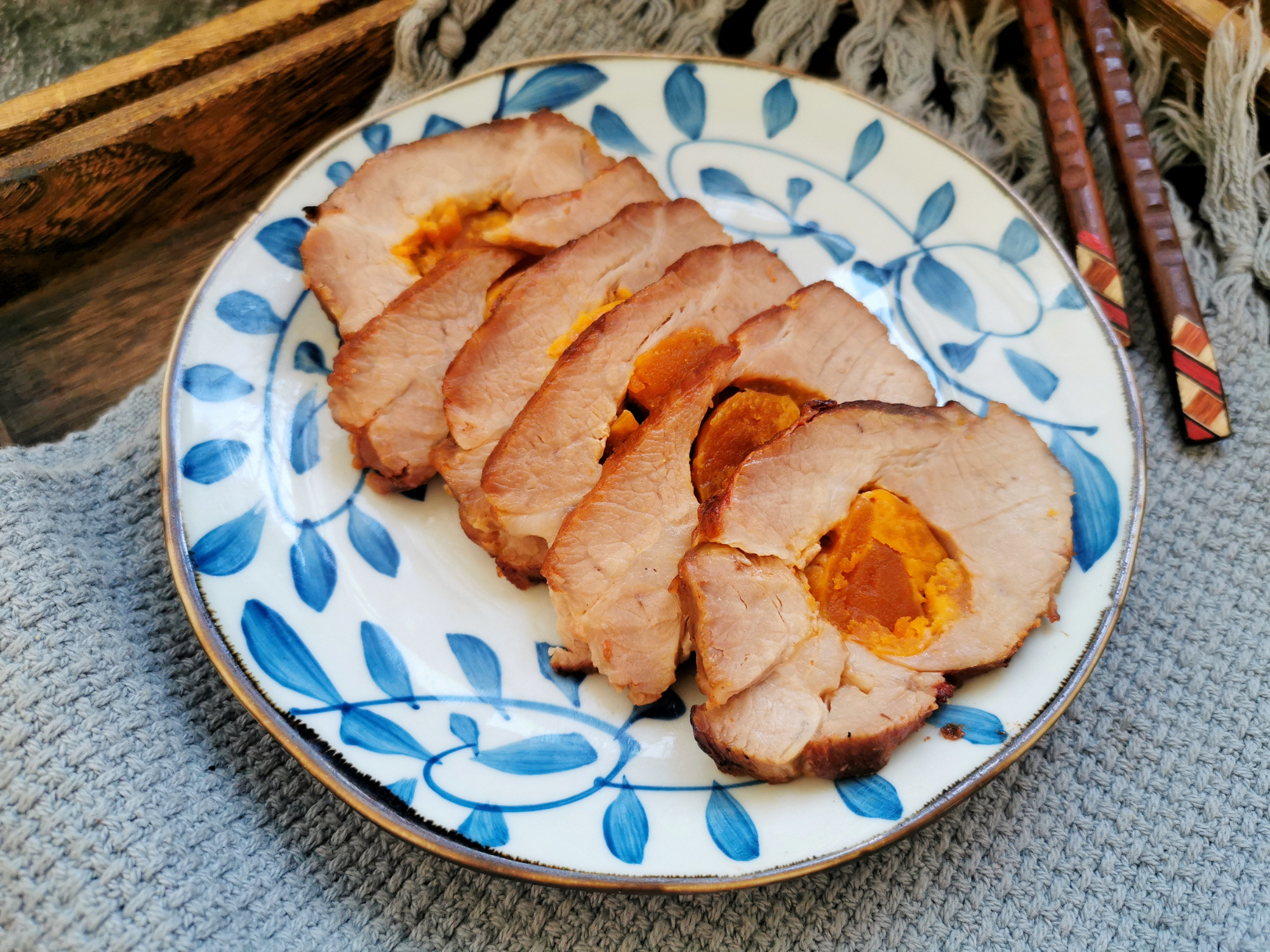 叉烧肉里的咸蛋黄怎么放进去的,挂炉港式咸蛋黄叉烧肉的正宗做法