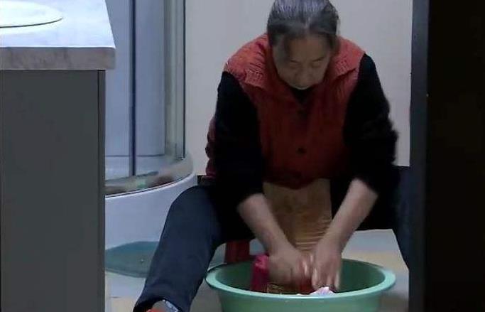 《双面胶》原著争着“给丽娟洗内衣裤”的婆婆：她，是在征服儿媳