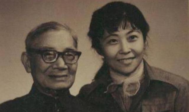 家里红旗不倒外面彩旗飘飘的下联,怎么样家里红旗不倒外面彩旗飘飘