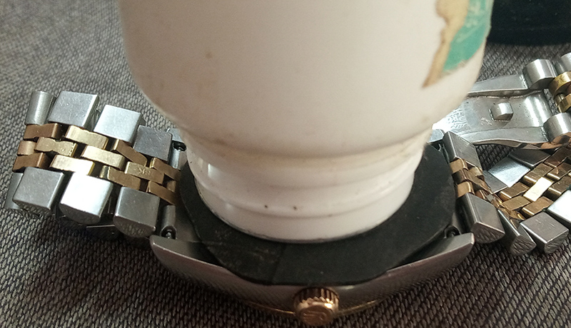 用专用工具开手表后盖换电池,用什么工具可以把手表后盖打开