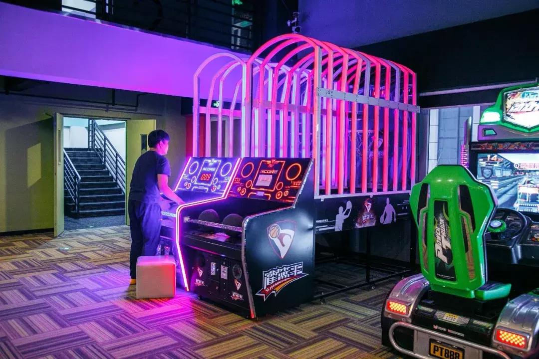 蹦床乐园闯关攀岩,蹦床馆嗨玩