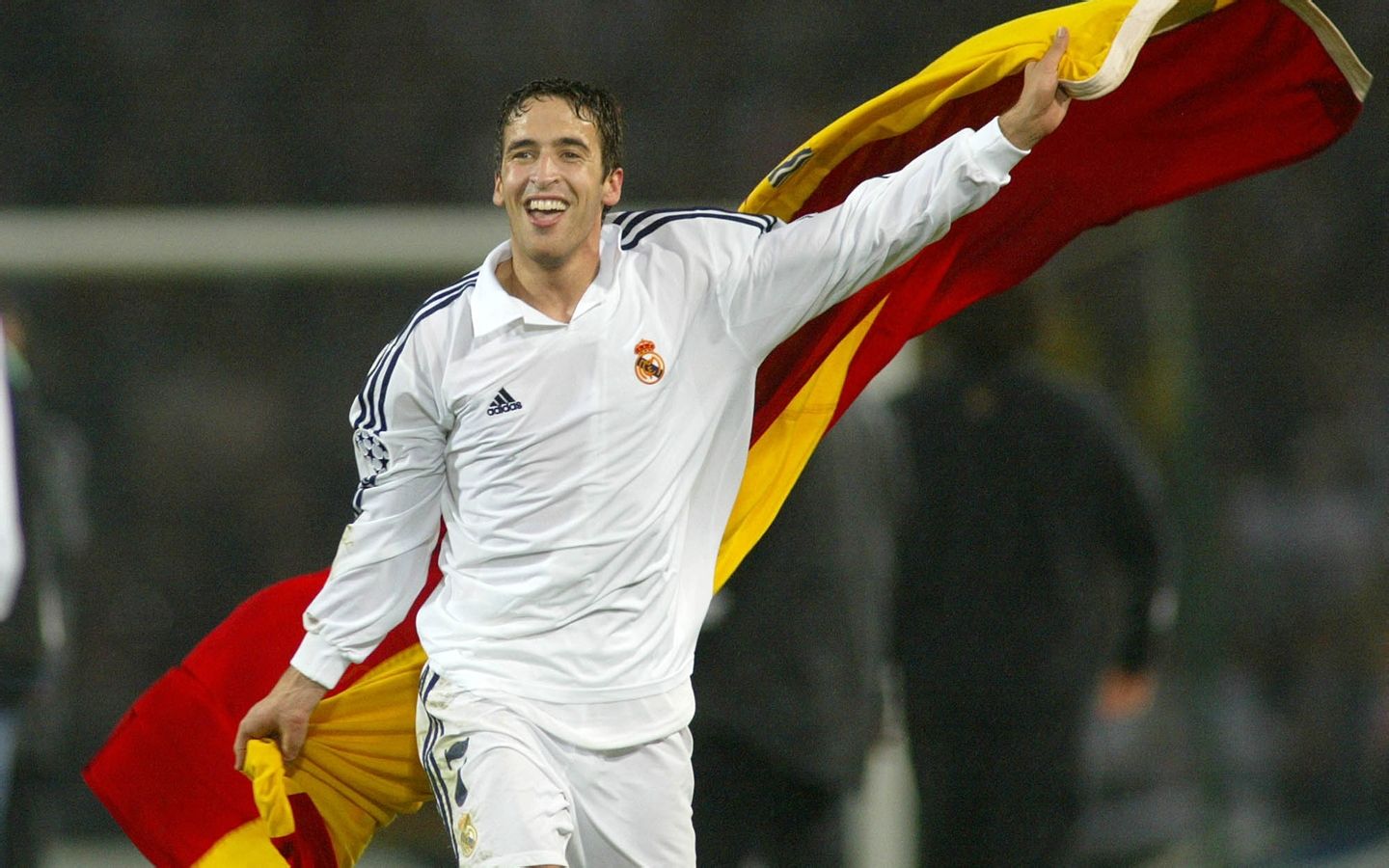 伯纳乌王子劳尔进球,一个动作帅爆全场