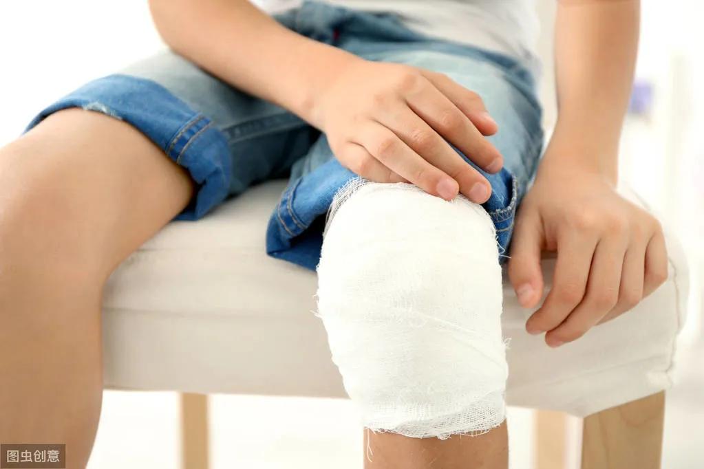 小孩膝盖关节炎怎么治,6岁小孩膝盖肿怎么办