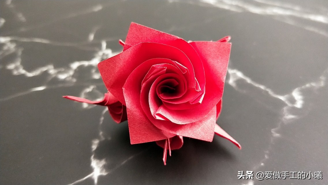 玫瑰花正方形折纸教程图解,怎么样用折纸叠出来简单的玫瑰花