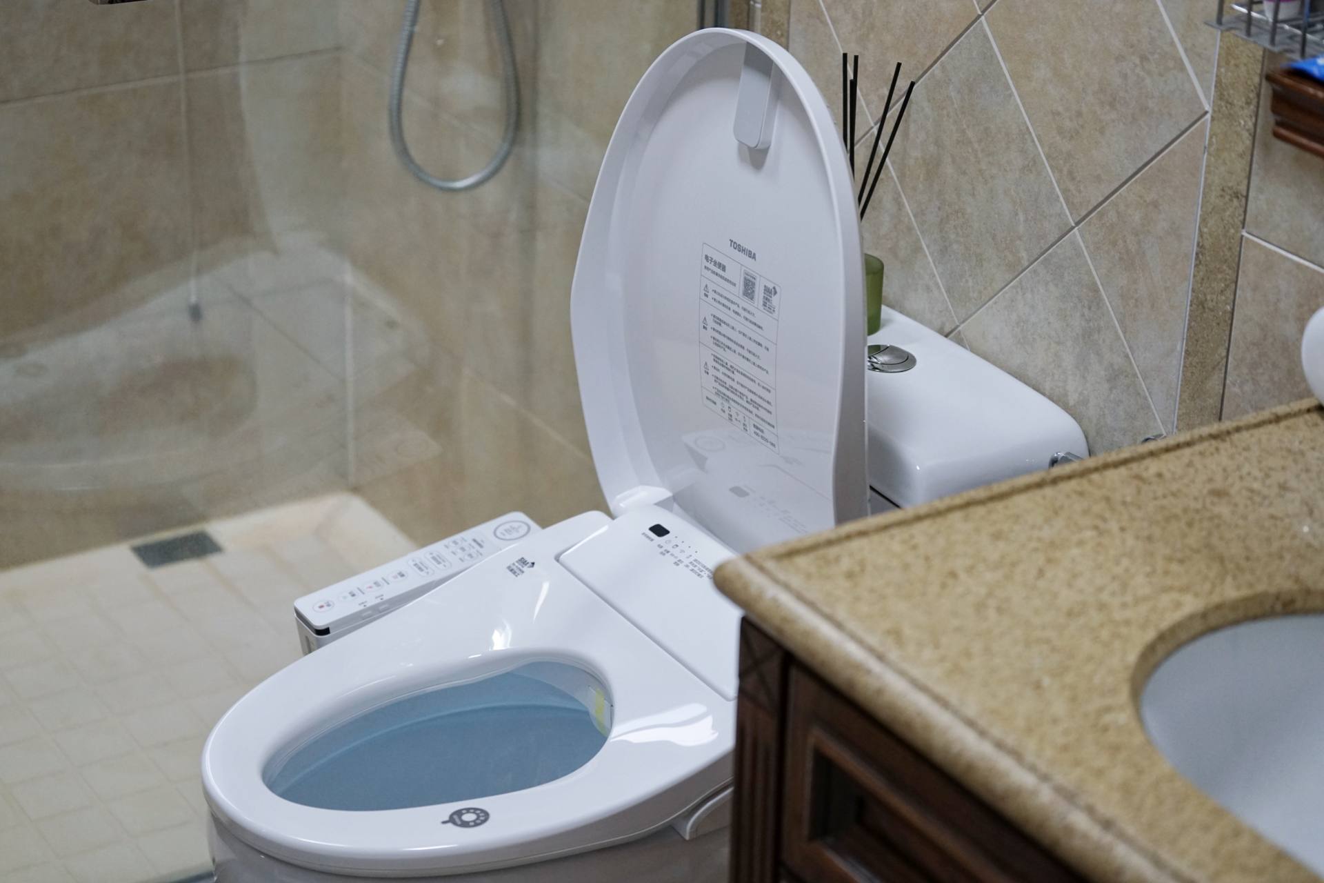 坐着小便溅到马桶边缘怎么回事,蹲马桶小便溅尿怎么办