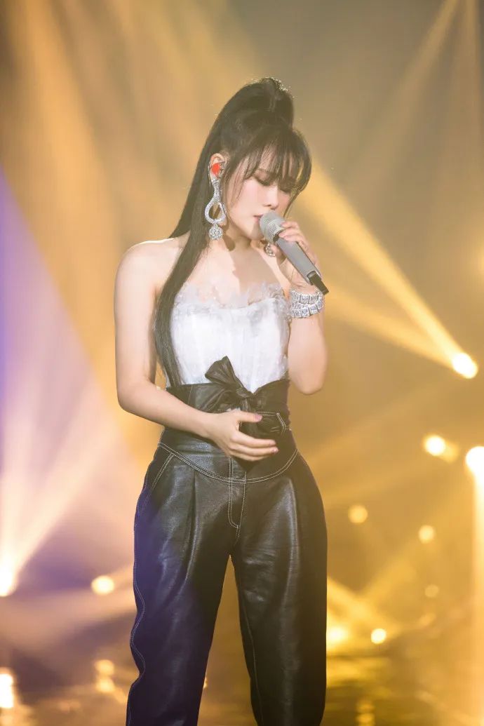 中国之星袁娅维皮裤,袁娅维穿着高跟鞋