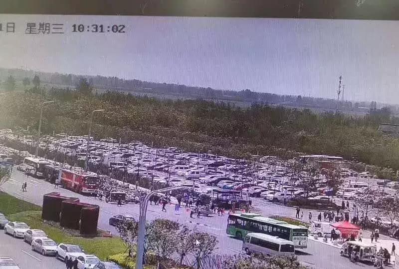 全国各地景区人挤人,各地景区游客爆满