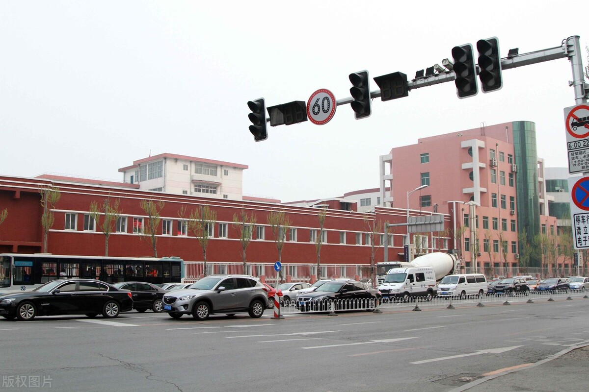 驾考过红绿灯的技巧口诀,通过红绿灯技巧