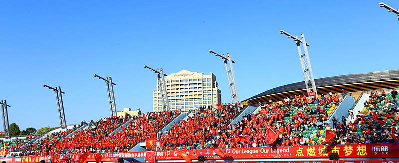 球迷为中国足球现场加油助威,球迷为中国男足呐喊加油