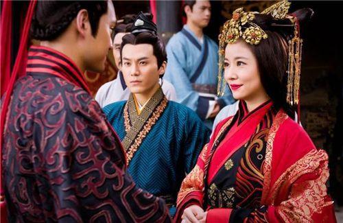 老皇帝刚驾崩，13岁太子便临幸后妈，却阴差阳错造就一千古明君