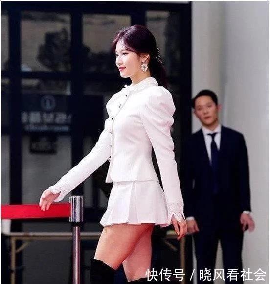 裙子太短了？日本女星Sana“以手掩臀”惹争议，网友：害怕就别穿